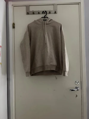 Hoodie - En basics hoodie i beige färg använd jätte lite 