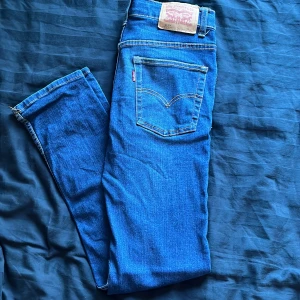  Levis 512 jeans - Rensar min garderob och hittade dessa snygga Levis 512 i strl 12A. De är i väldigt bra skick och inga defekter. Vid ytterligare frågor är de bara att skriva😁nypris 600 kr