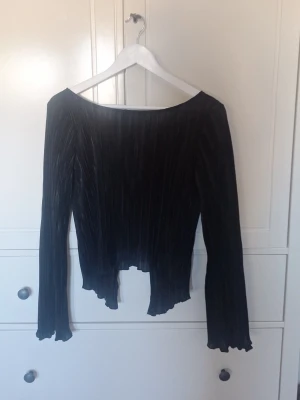 Fin fest tröja - Jättefin svart blus med knytning i ryggen. 