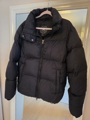 Monel dunjacka - Fin Monel dunjacka i storlek XXS. Knappt använd!  Nypris: 4000 kr