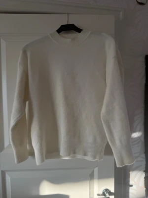 Vit stickad tröja  - Klassisk vit stickad tröja med ett väldigt skönt material. Tröjan är S men passar även M. 