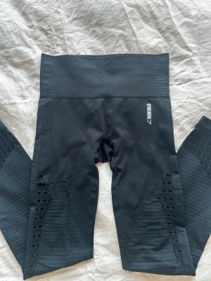 Gymshark leggings - Gymshark leggings med coola detaljer på lår och smalben.