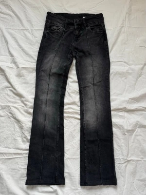 BERSHKA jeans - Mörkgrå snygga jeans från Bershka i storlek 34. De är i bra skick, jag har inte använt de så mycket. De är uppsydda, så längden på innersömmen har jag visat på två bilder så att ni vet att de inte skulle vara för korta! På högerben har jag också visat en färgskiftning i jeansen, det är inte smuts, utan en del av jeansens färg!  
