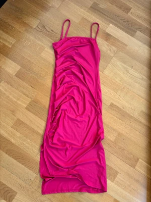 Klänning - En tight klänning (i stretchigt material ) från SHEIN i storlek XS. 