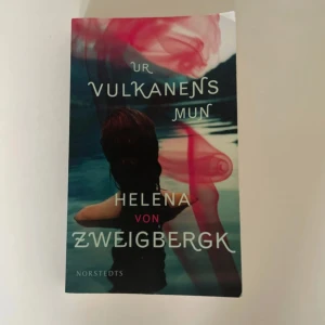 Ur vulkanens mun - En gripande roman om en familjs semestervecka på Sicilien. Föräldrar och barn försöker hitta tillbaka till varandra, men resan blir en känslomässig prövning fylld av spänning och relationer på bristningsgränsen. Perfekt för dig som gillar starka berättelser om familj och förändring.