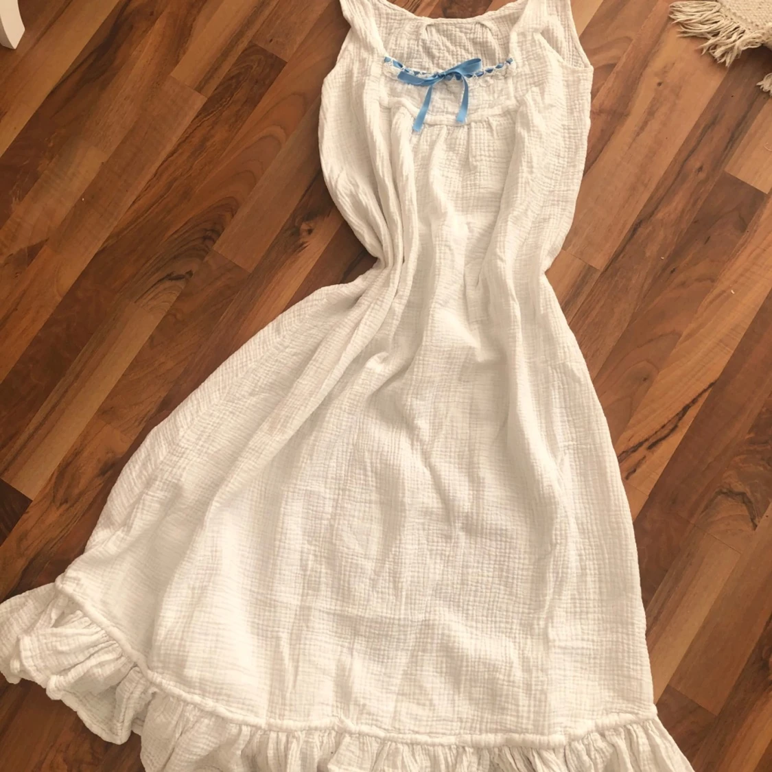 Vit klänning med blå rosett☀️