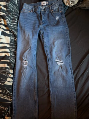 Säljer ett par jeans från lager 157 - Hej säljer ett par jeans från lager 157, en av dem gamla modellerna, använda en gång man kan typ säga att dem är nästan helt nya bara utan pris lapp. Säljer P.g.a att dem är för små, man kan spänna åt dem om dem nu skulle vara lite stora. Inga märken eller skador.