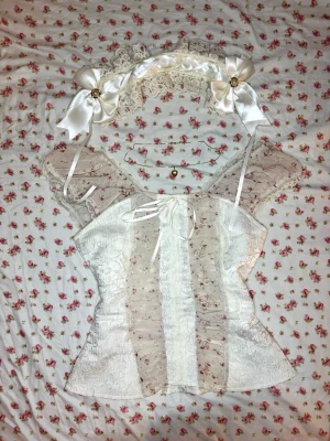 Lolita spets korsett top - SKRIV INNAN KÖP💗Vacker och unik korsett topp med spetsdetaljer. Toppen har en dragkedja i ryggen och är EJ stretchig. Passar bra på mig som är S men är lite jobbig att ta på och av så skulle nog passa bäst på någon som är XS💗Det rosa tyget är mer rosa i verkligheten💗