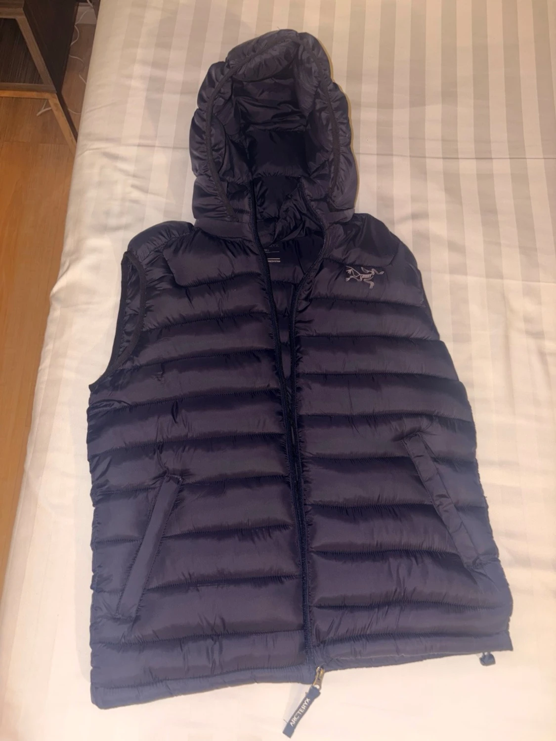 Svart dunväst från Arc'teryx