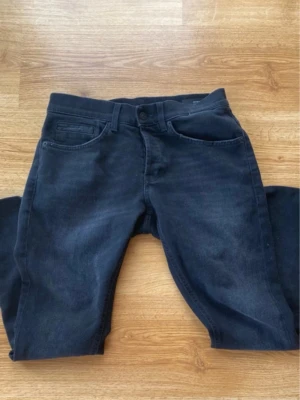 Dondup  - Svarta dondup jeans- modell George - Storlek 30 - skick 9/10, vid snabb affär kan pris diskuteras