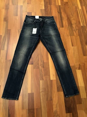 Tiger Of Sweden Jeans - Hejsan! Vi säljer ytterligare ett par Tiger Of Sweden Jeans som är helt nya med tags. Jeansen kostar vanligtvis runt 1000kr nypris medans vi säljer dessa för endast 379kr modellen är pistolero och storleken är W30 L32. Har ni funderingar är det bara att skriva!🔥✅
