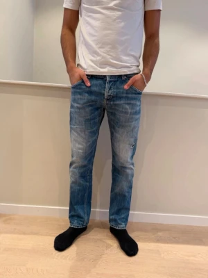 Dondup jeans  - Säljer dessa sjukt feta Dondup jeans i en ljusare tvätt med sjukt bra passform. Nypris ligger på närmre 2000kr. De har en liten defekt nedtill men går enkelt att sy ihop hemma. Storlek är oklart men skulle säga W30 och L31. Modellen på bilden är 180 cm. Hör av er vid funderingar!