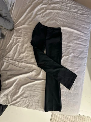Svarta kostymbyxor från BikBok - Svarta kostymbyxor från BikBok i storlek 34. Skriv gärna vid frågor 