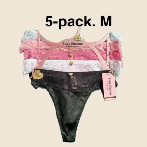 Stringtrosor i 5-pack i M. Juicy Couture - 5-pack stringtrosor (M) i satin & spets med fina detaljer & 5 olika färger.                                                                                                Material: 70% polyamid  30% elastan.  