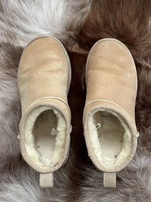 Ultra mini UGGs i färgen Sand - Enbart använda cirka 10 gånger!! Inga skador