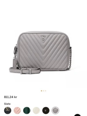 Grå Victorias Secret väska - Stilig och tidlös handväska som passar till vardagen eller fest!💓Knapt använd och säljs inte längre! ny pris 800💕pris går att diskuteras - kan skicka bilder!