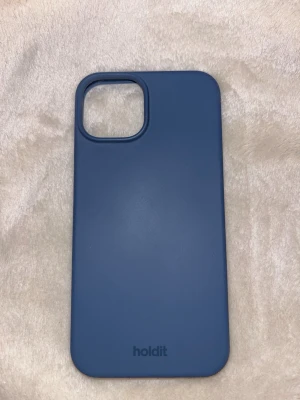 blått mobil skal från holdit  - säljer mitt marinblåa mobil skal ifrån holdit för iphone 13. Den är i nyskick!