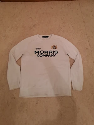 Morris Company tröja  - Morris Company Tröja - Storlek M  Säljer en stilren Morris Company-tröja i storlek M. Nypriset var 1400 kr, men nu kan du få den i mycket bra skick för ett fantastiskt pris! Jag säljer den för så billigt eftersom den inte passar min stil!Perfekt för en avslappnad men elegant look.  Pris: 450 kr  Först till kvarn som gäller!                                                         Ett riktigt kap! Hör av dig om du är intresserad!