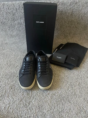 Saint Laurent SL/06 skor - Tjena! Säljer nu mina extremt snygga och stilrena Saint Laurent SL/06 som passar till alla outfits. Skorna är i väldigt bra skick. Storlek 42! Hör av er vid fler funderingar🤝