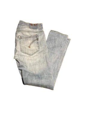 Dondup jeans - Säljer ett par ljusblå dondup. Jeansen har en snygg tvättad look. Storlek w33