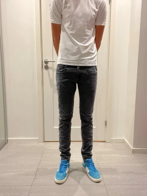 Replay Anbass Hyperflex Jeans - Säljer nu dessa Replay Anbass Hyperflex jeans i grå/svart färg, W31 o L32, skriv för fler bilder/frågor🙌🏼