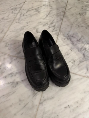 Chunky svarta loafers i skinn - Ett par snygga svarta loafers i äkta skinn från vagabond. Använda fåtal gånger men inga skador! Skriv för fler bilder, köparen står för frakten och pris kan diskuteras!