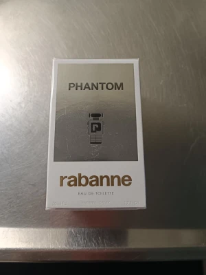 Paco Rabanne Phantom EdT 50ml helt ny - Upptäck Phantom från Rabanne – en Eau de Toilette i 50 ml flaska. Modern design och futuristisk känsla gör den till ett coolt val för dig som vill sticka ut. Helt ny i obruten förpackning inköpt på kicks pris vid inköp 800 kr så givetvis äkta, denna parfym är mycket populär doft bland herrar och ligger högt upp på listan bland favoriter. Skickas snabbt vid köp! 