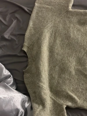 Ljus grön stickad tröja med kort ärm - Mysig grå stickad tröja med korta ärmar och rund hals. Passar dig som gillar en enkel men ändå trendig look. Den är i mycket bra skick och inte använd så mycket