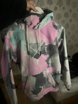 Dope jacka - Säljer nu min superfina skidjacka från dope i storlek xs men kan passa som s, använd men inte mycket, köpt för 2000 kr och säljer för 1300 kr men pris kan diskuteras!❤️