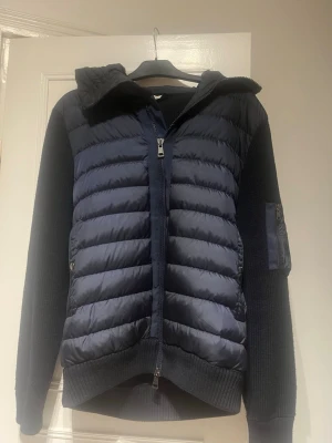 moncler cardigan  - En mörkblå moncler jacka som inte är köpt för så längesen! Det är bara att skriva om ni vill ha bevis på att den är äkta !!
