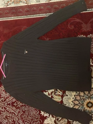 Stickade sweatshirt från gant  - Svart stickade sweatshirt från gant 10/10 skick använt få gånger och inte solblekt om ni har frågor de bara att skriva.