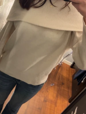 Stickad tröja från HM  - Säljer en cremevit tröja från HM i storlek L då den är för stor för mig och inte används. Den är lite smånopprig därför säljer jag billigt men inga andra defekter. 