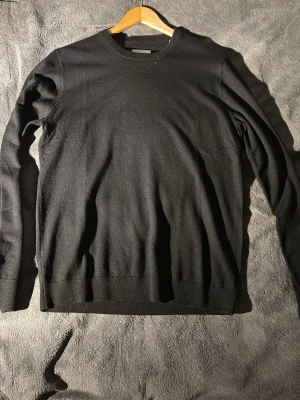 Svart merinoullströja These Glory Days - Tja! Säljer en riktigt skön merino stickad tröja från märket these glory days. Tröjan är aldrig använd och är i sitt bästa skick! Storlek M men passar nog även S skulle jag säga beroende på hur du är byggd. Denna köptes för 799kr, fast mitt pris är 649kr! Hör av er vid minsta fundering, ciao!