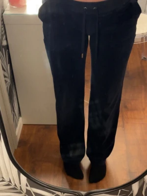 Marinblå mjukisbyxor från Juicy Couture  - Marinblå juicy i storlek M. Köpt från Plick för 300 vad jag minns och de har inga defekter men de är självklart inte lika mjuka som nyköpta. Säljer då dom inte används. Nypris är ofta runt 1000 kr. 