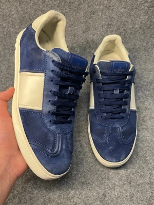 Valentino Flycrews  - Alla nitar kvar! Färgen Royal blue. Storlek 43 kan passa 44! Inget OG. Självklart äkta. Endast seriösa köpare! 