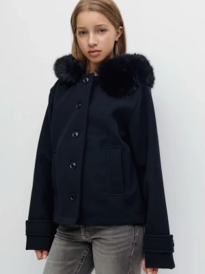 Gina kappa - Stilren mörkblå kappa med stor fluffig fuskpäls-krage och knappar framtill. Jackan har raka ärmar med dekorativa detaljer vid ärmsluten och två fickor framtill. Perfekt för dig som vill ha en klassisk look med en twist.