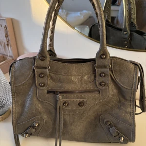 Handväska - Så snygg väska som inte kommer till användning. Super fint skick!💕💕