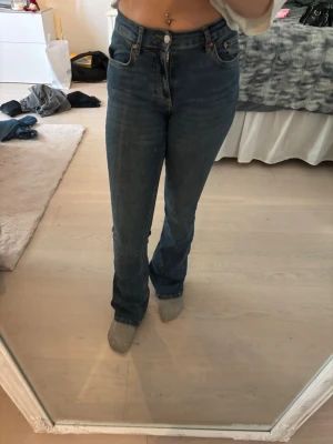  blå bootcut jeans - Säljer ett par blåa jeans med hög midja ish. Knappt använda i fint skick. Extremt skönt material och stretchiga.