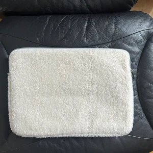 Vitt teddy datorfodral - Köp sker via chatten. Vitt datorfodral i teddy material som passar datorer i storleken 13/14 tum. Perfekt för att skydda sin dator