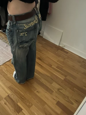Replay jeans - Ett par skit snygga replay jeans, med gul text där bak! Jeansen är i strl W38, L34, de är ganska stora i midjan men med ett skärp så blir de super. 💋 Jag är 164 cm lång och de passar perfekt i längden! 