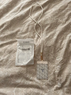 Vit gyard korthållare/ halsband plånbok - Vit gyard korthållare/ halsband plånbok. Kan gå ner i pris vid snabb affär!