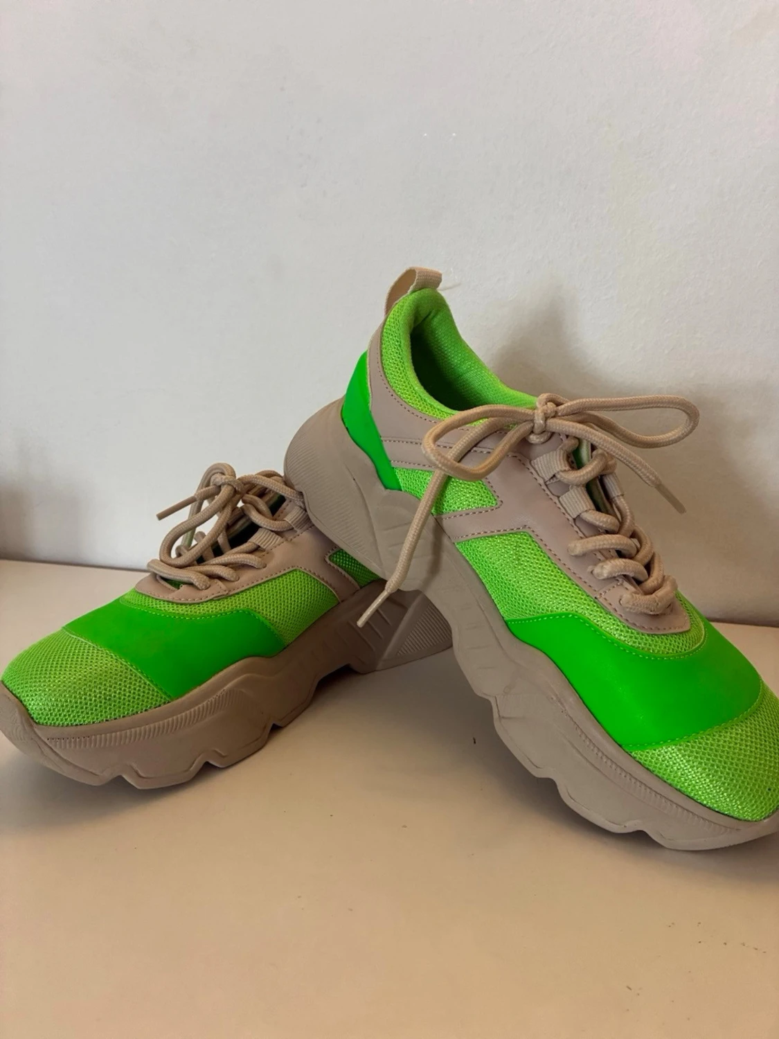 Chunky sneakers i beige och neon-grön