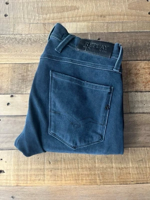 Svarta Replay anbass hyperflex - Säljer dessa riktigt feta Replay jeansen. Modellen är anbass vilket enligt mig är den fetaste passformen och byxorna är även hyperflex vilket gör att materialet är väldigt skönt och stretchigt! Storlek W28 L32. Rekommenderar starkt!