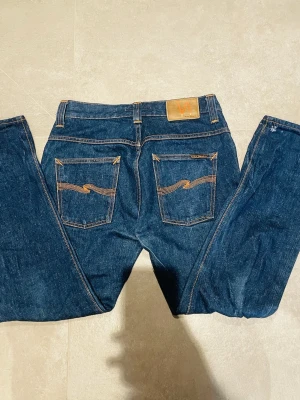 Nudie jeans - Inga defekter som inte syns om man hittar några på bilderna plus att den är små vita prickar på den har inte provat att få bort dem men ska säkert gå
