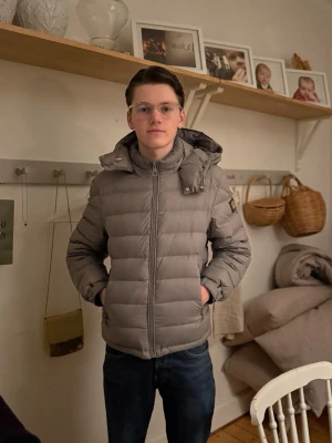 Bvaldi jacka  - Tja,   Håller på och rensar min garderob. Denna jacka kommer inte mer till användning och därav försöker jag sälja den. Slut såld över allt, och går ej att köpa den mer. Jackan är använd men i otroligt bra skick. Storlek XS, true size. Grabben på bilden är 179. MVH Hugo, vid fler frågor/bilder vänligen hör av dig. Priset ej hugget i sten.