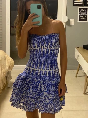 Blå miniklänning - Super fin och trendig klänning perfekt för både vardag och högtid som t.ex sommar. Storlek S men går att töja in och ut så passar mindre och större beroende på hur man vill att den sitter. Köpt på vinted men inte haft tillfälle att ha på mig den så den är du superbra skick!