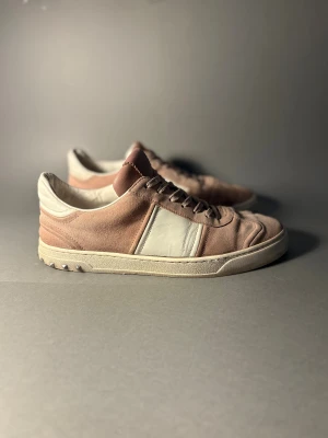 Valentino flycrew  - Pris 1649 , skick 7/10 , en nit lossnat . Inget OG , mvh Restyle fashion 