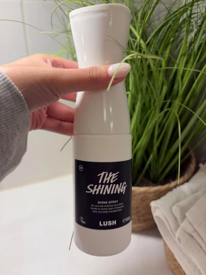 LUSH The Shining Shine Spray - LUSH The Shining Shine Spray. Köptes i london förra året september. Använd ca 5 gånger. Luktar typ en sötare supermilk. 