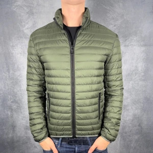 Colmar jacka - Storlek: 46, S || Skick: Helt ny med tags || Nypris: Ca 7000kr || Följ för liknande produkter 🍾🌊