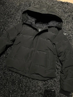 Canada Goose MacMillian - Riktigt snygg och varm Canada Goose MacMillian blacklabel perfekt till vintern🥶, storlek M skulle säga att den passar S också. Nyskick